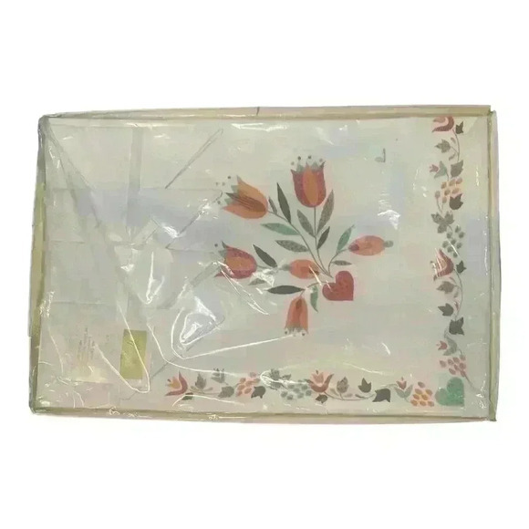 Vintage Tulip Americana Pattern 44” in Square Tablecloth With 4 Napkins - NIB - Picture 1 of 3